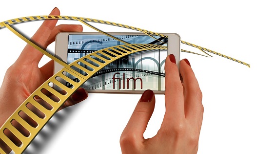 las-manos-smartphone-tira-de-cine-1167613 Móvil en las manos