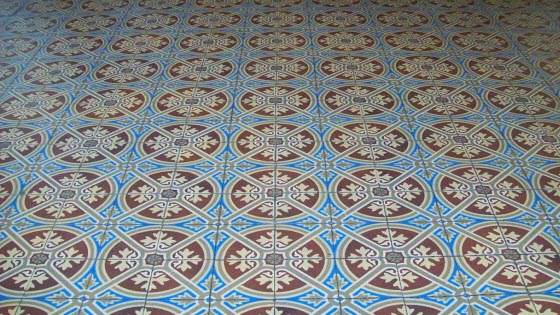 Interior Municipalidad de La Plata. Suelo de baldosas.
